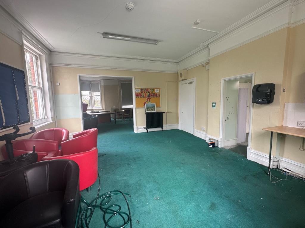 Lot: 172 - ATTRACTIVE BUILDING ON GOOD SIZE PLOT WITH PARKING OFFERING POTENTIAL - Room on first floor